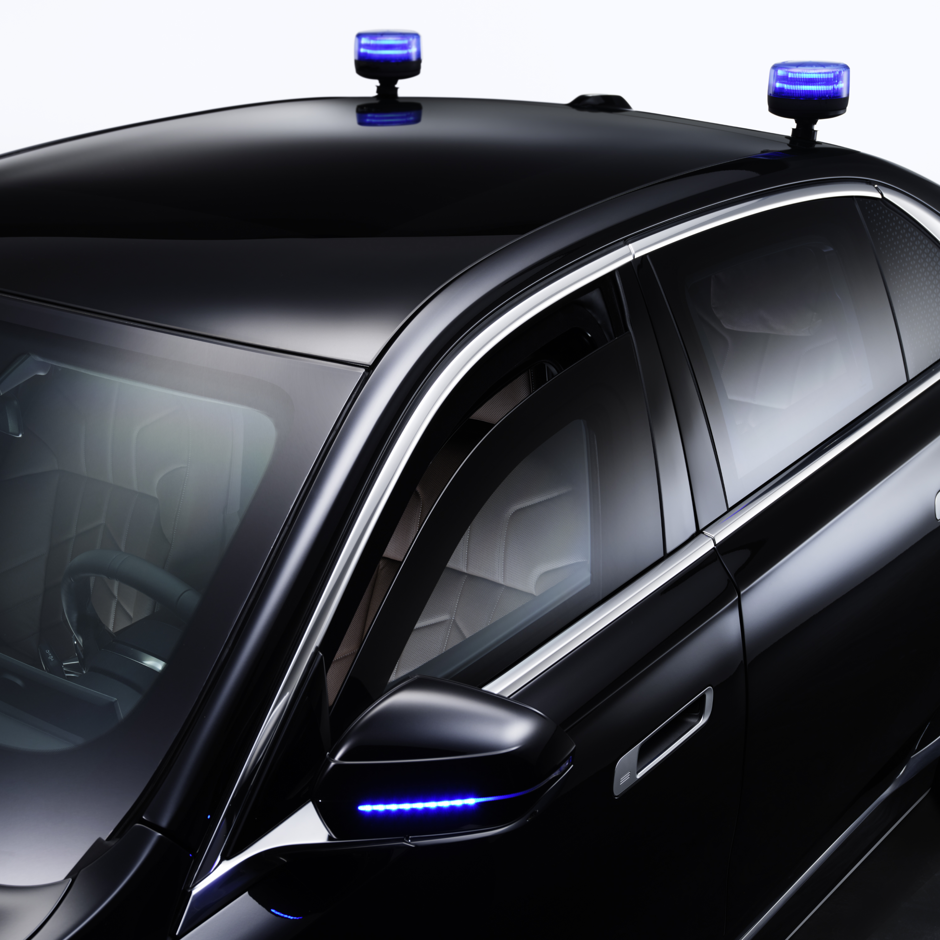 Ein BMW mit Blitzkennleuchten auf dem Dach in Detailansicht