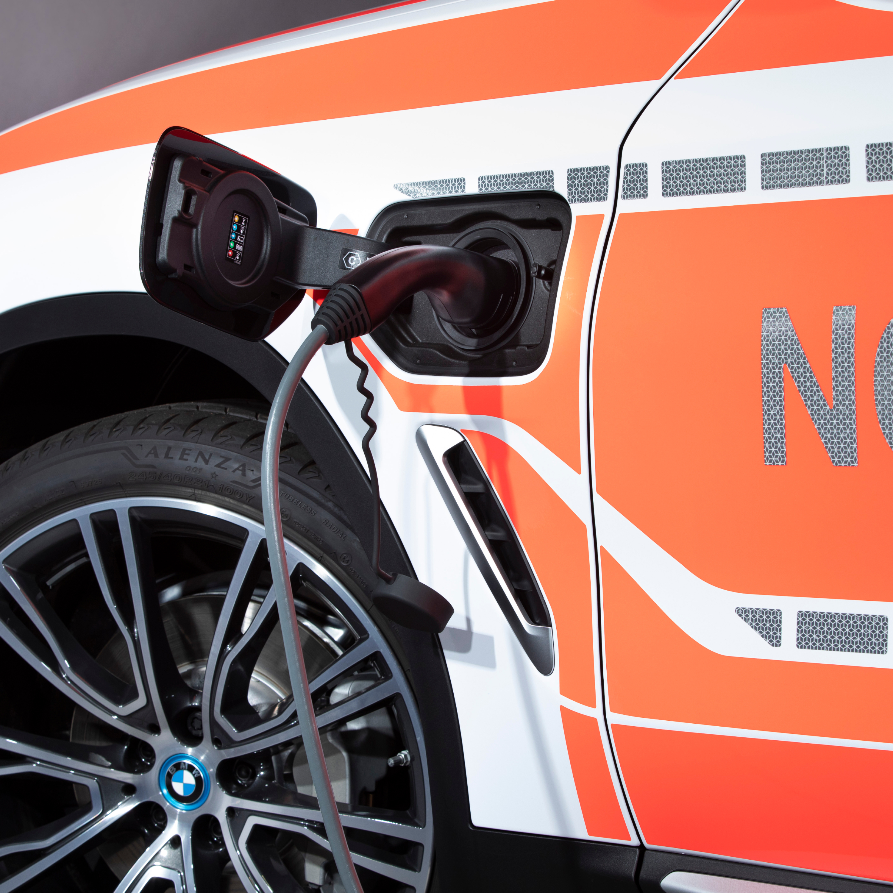 Ein BMW Plug-in-Hybrid Einsatzfahrzeug wird geladen Ladekabel Detail