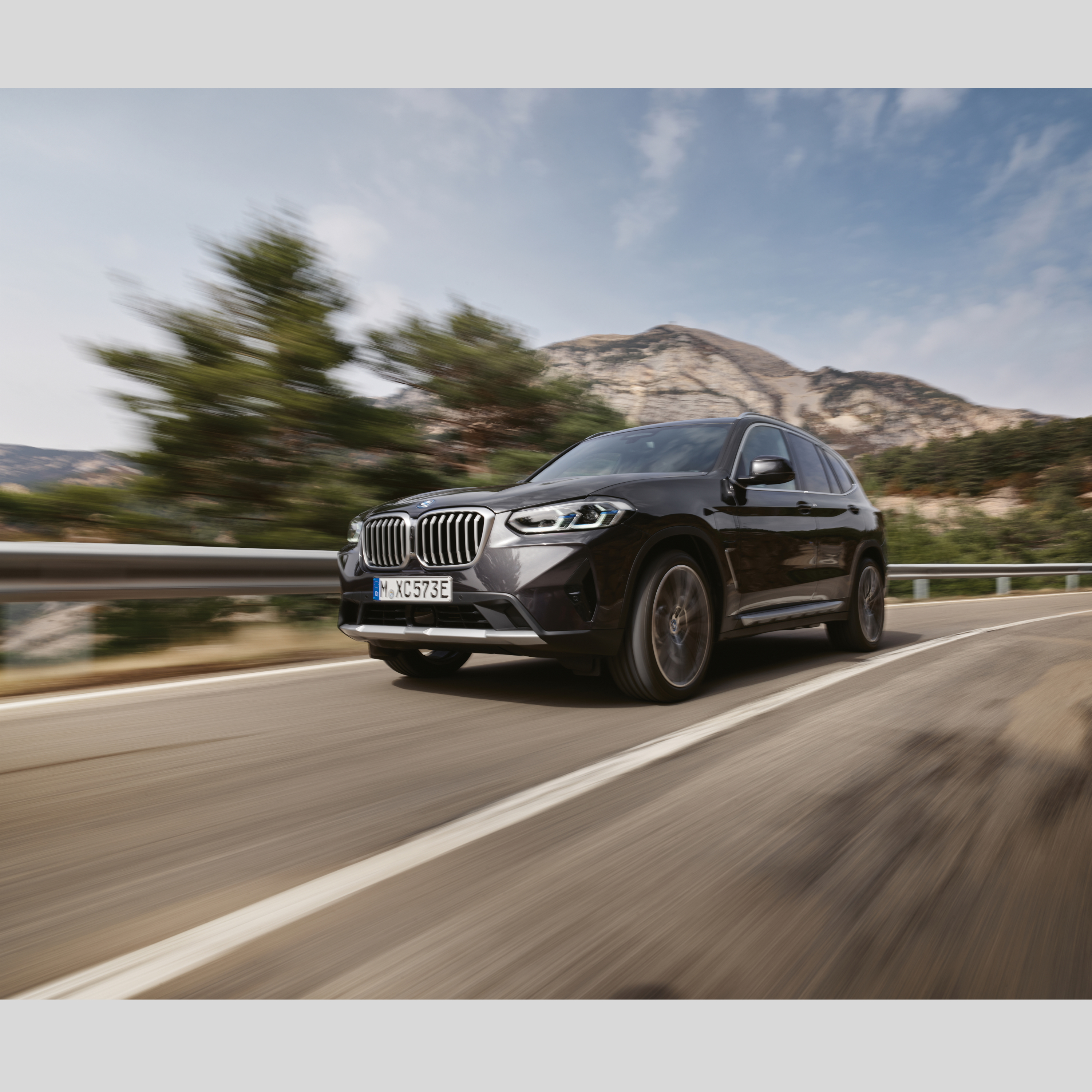 Ein BMW Einsatzfahrzeug fährt auf einer Straße