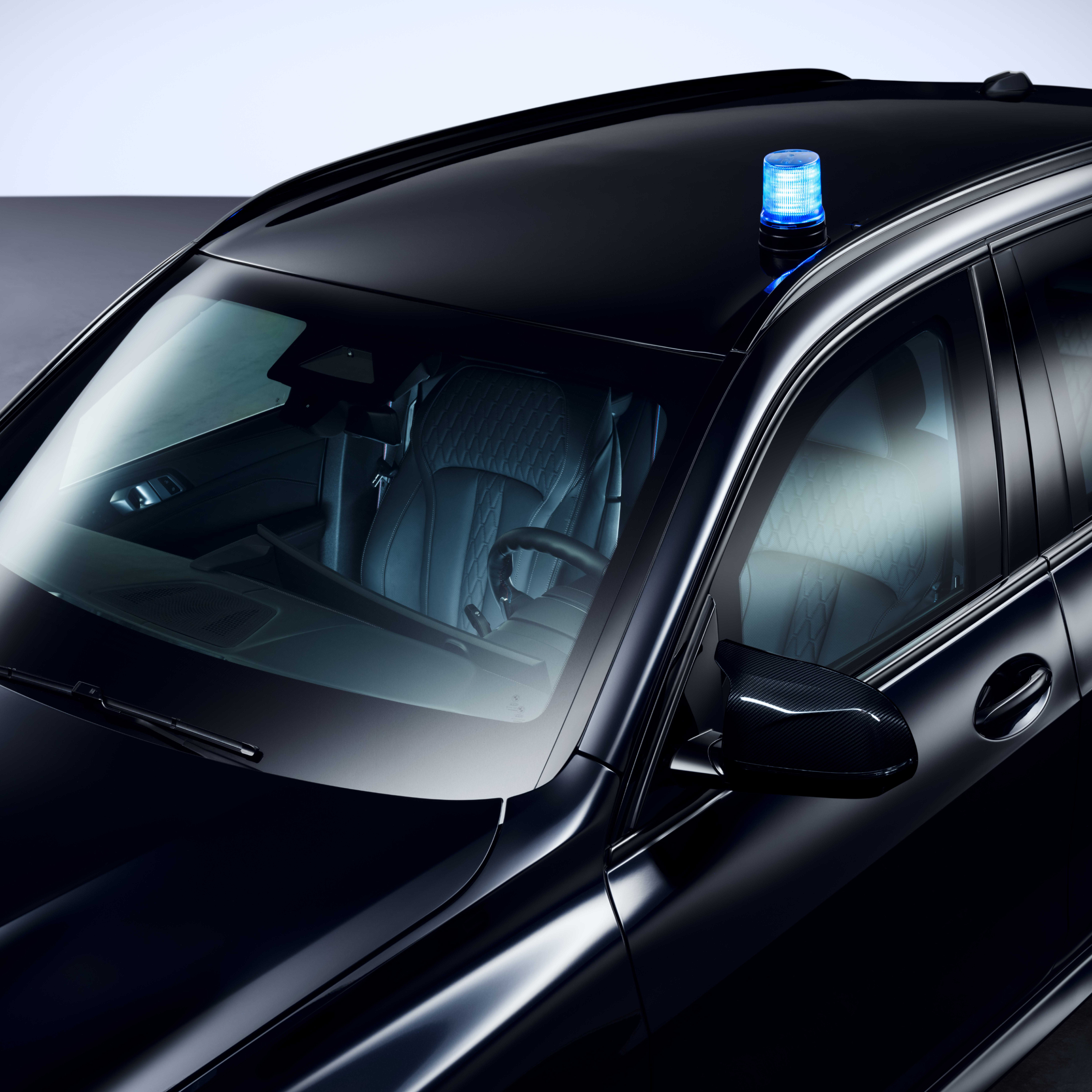 Detailabildung des Dachs eines Sonderschutzfahrzeugs mit Signalleuchte