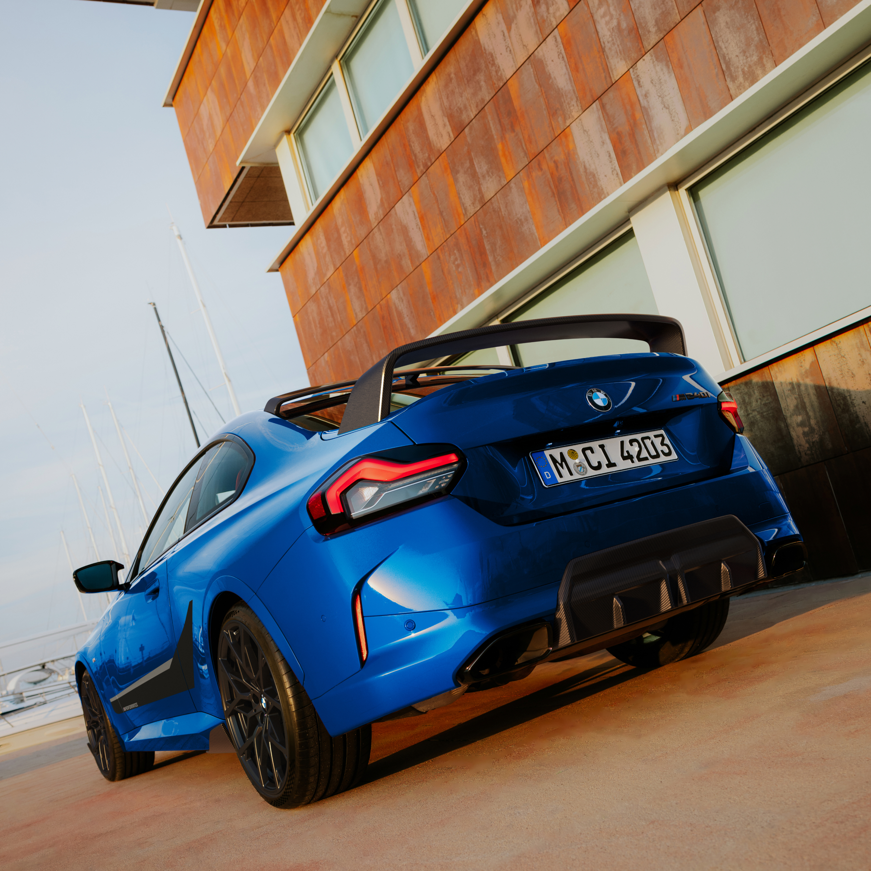 BMW mit M Performance Heckspoiler steht vor Haus