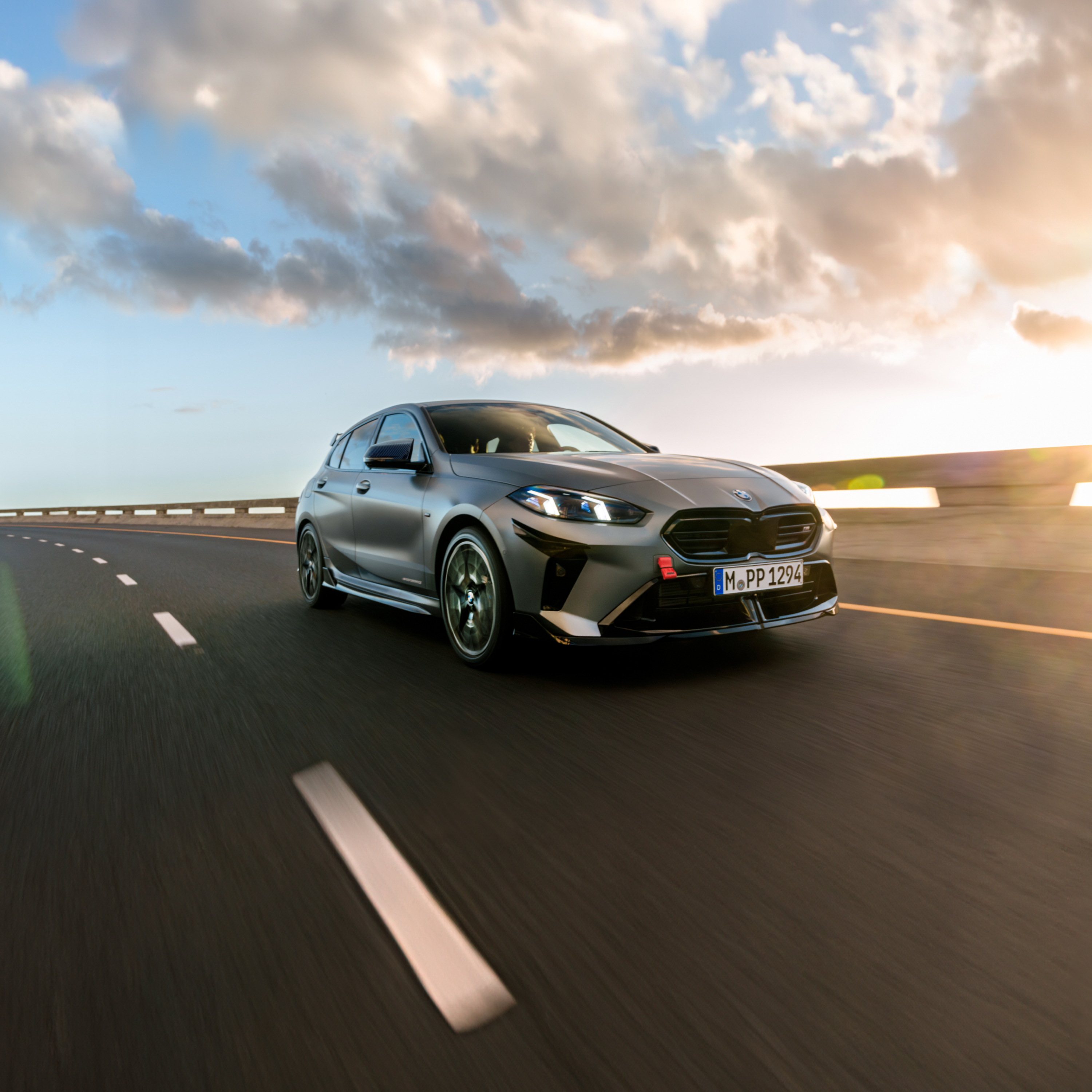 BMW fährt auf Schnellstraße mit Fahrbahnbegrenzung