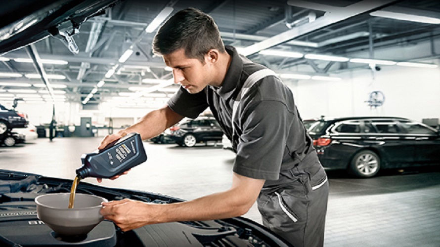 BMW SERVICE ANGEBOTE BMW Mechaniker bei Öl Nachfüllung
