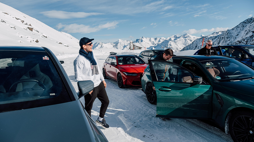 BMW x Dominic Thiem - What drives you? Dominic Thiem steht vor einem weißen und einem schwarzen BMW iX.