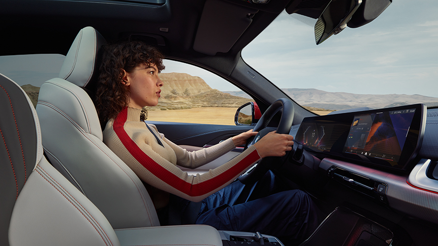 Eine Frau fährt einen BMW. Eine Frau fährt einen BMW.