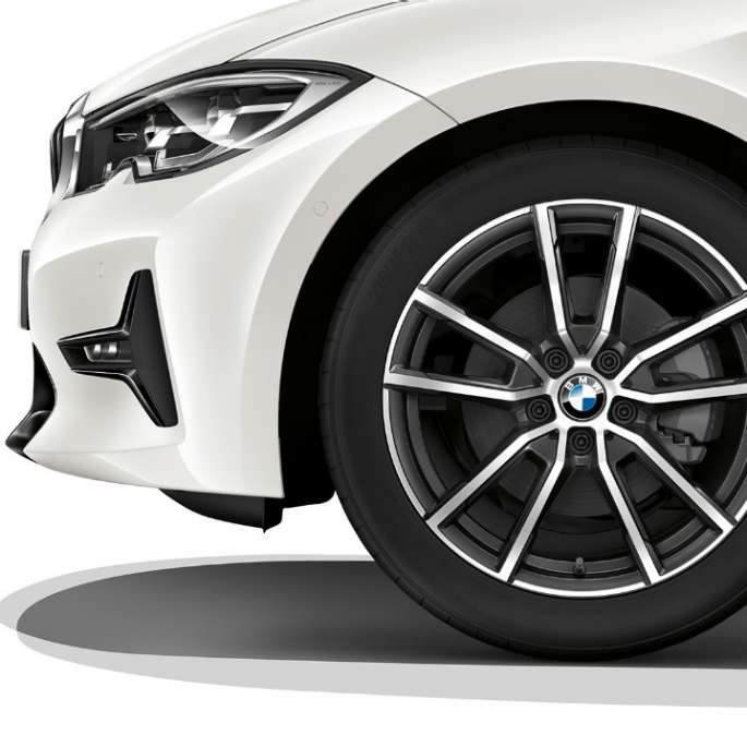 BMW 3er Limousine, Modell Sport Line Leichtmetallrad. Nahaufnahme des Leichtmetallrads der BMW 3er Limousine mit der Ausstattung des Modells Sport Line.