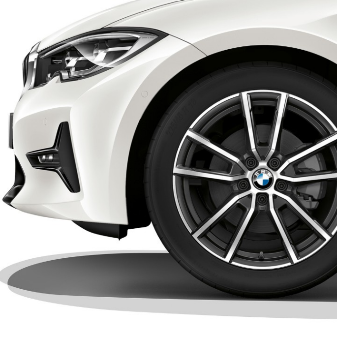 BMW 3er Limousine, Modell Sport Line Leichtmetallrad. Nahaufnahme des Leichtmetallrads der BMW 3er Limousine mit der Ausstattung des Modells Sport Line.