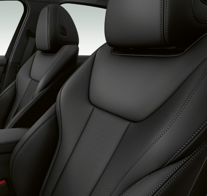 BMW 3er Limousine, Modell Sport Line Vordersitze. Seitliche Nahaufnahme der Vordersitze der BMW 3er Limousine mit der Ausstattung des Modells Sport Line.
