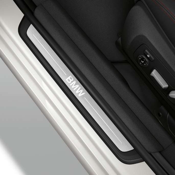 BMW 3er Limousine, Modell Sport Line Einstiegsleiste. Ansicht von oben auf die Einstiegsleiste der BMW 3er Limousine mit der Ausstattung des Modells Sport Line.