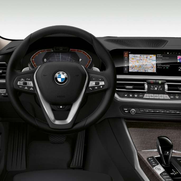 BMW 3er Limousine, Modell Luxury Line Cockpit. Frontale Nahaufnahme des fahrerseitigen Cockpits der BMW 3er Limousine mit der Ausstattung des Modells Luxury Line.