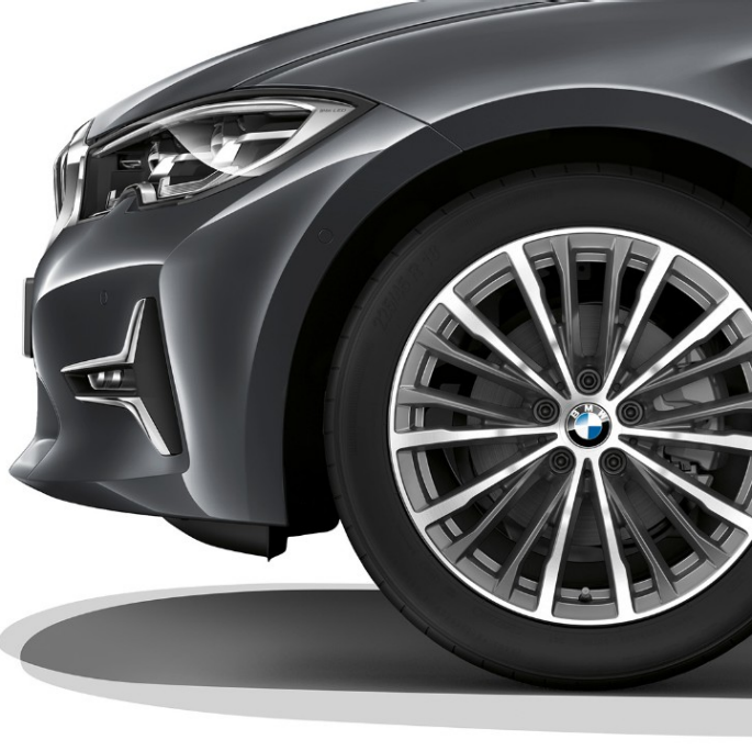 BMW 3er Limousine, Modell Luxury Line Leichtmetallrad Nahaufnahme des Leichtmetallrads der BMW 3er Limousine mit der Ausstattung des Modells Luxury Line.