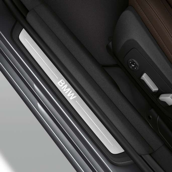 BMW 3er Limousine, Modell Luxury Line Einstiegsleiste. Ansicht von oben auf die Einstiegsleiste der BMW 3er Limousine mit der Ausstattung des Modells Luxury Line.