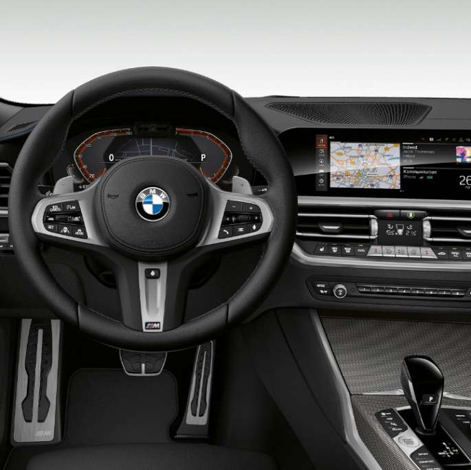 BMW 3er Limousine, Modell M Sport Cockpit. Frontale Nahaufnahme des fahrerseitigen Cockpits der BMW 3er Limousine mit der Ausstattung des Modells M Sport.