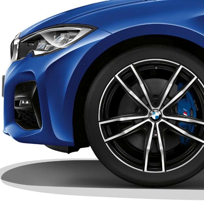 BMW 3er Limousine, Modell M Sport Leichtmetallrad. Nahaufnahme des Leichtmetallrads der BMW 3er Limousine mit der Ausstattung des Modells M Sport.