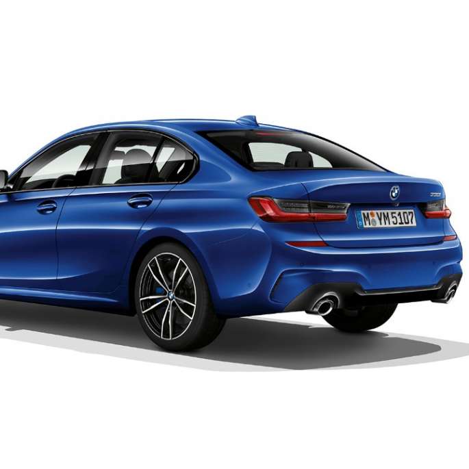 BMW 3er Limousine, Modell M Sport Heck. Dreiviertel-Heckschuss der BMW 3er Limousine mit der Ausstattung des Modells M Sport.