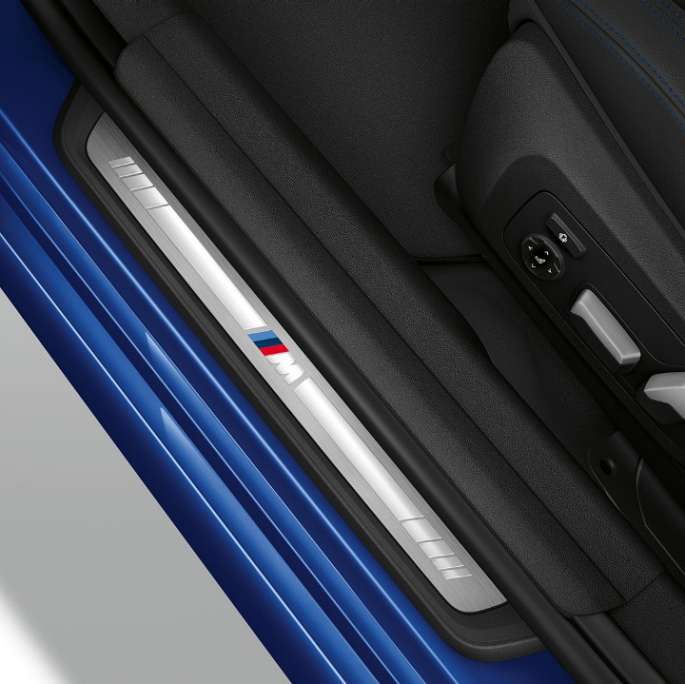 BMW 3er Limousine, Modell M Sport Einstiegsleiste. Ansicht von oben auf die Einstiegsleiste der BMW 3er Limousine mit der Ausstattung des Modells M Sport.