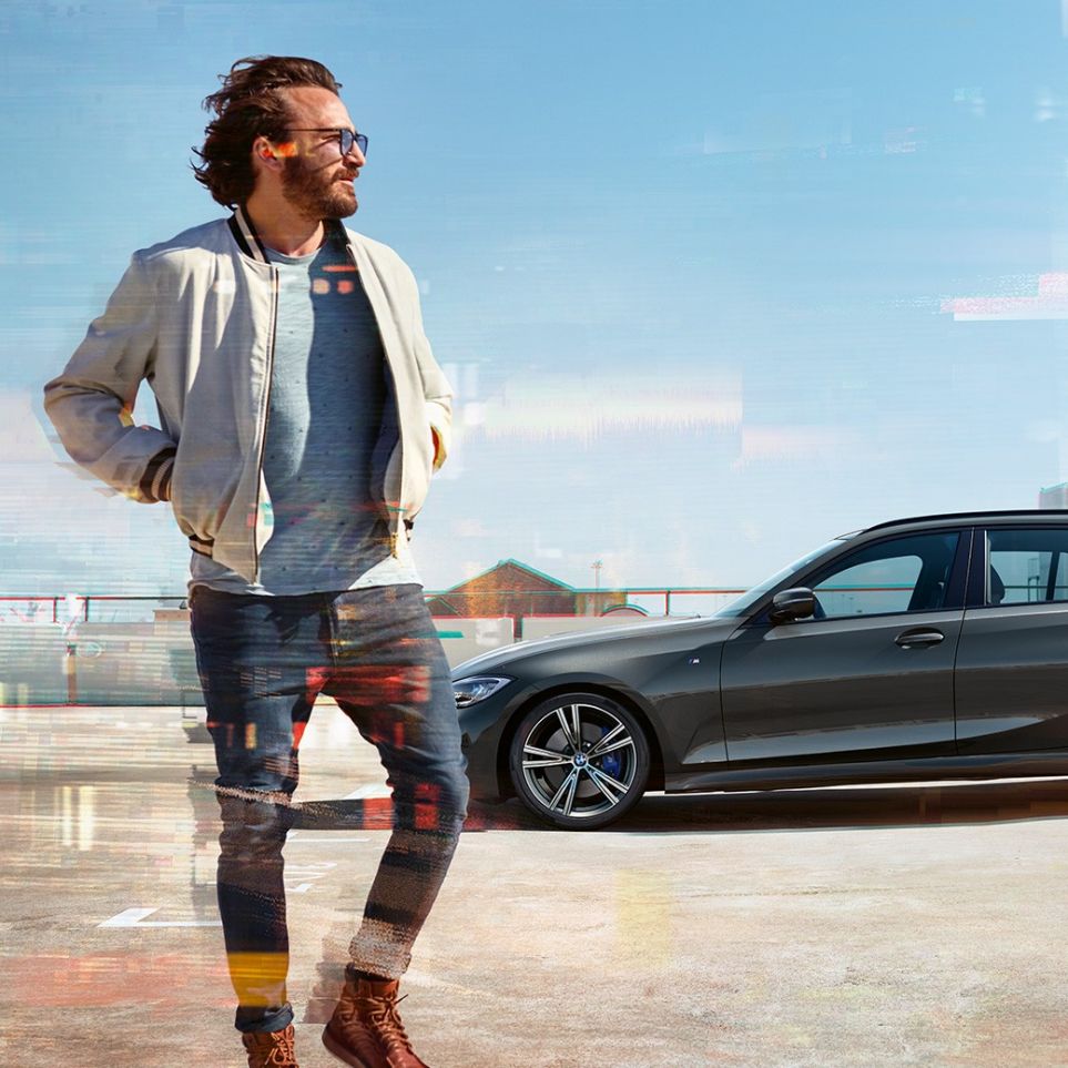 BMW 3er Touring, seitliche Aufnahme Design BMW 3er Touring, seitliche Aufnahme auf Parkdeck vor urbaner Kulisse
