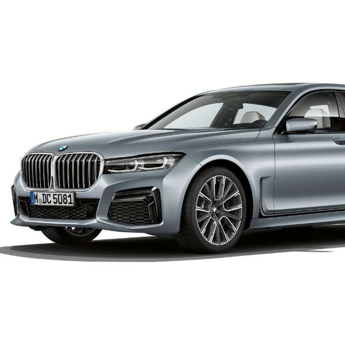BMW 7er Limousine M Sportpaket, Dreiviertel-Frontansicht Graue BMW 7er Limousine M Sportpaket in der Dreiviertel-Frontansicht