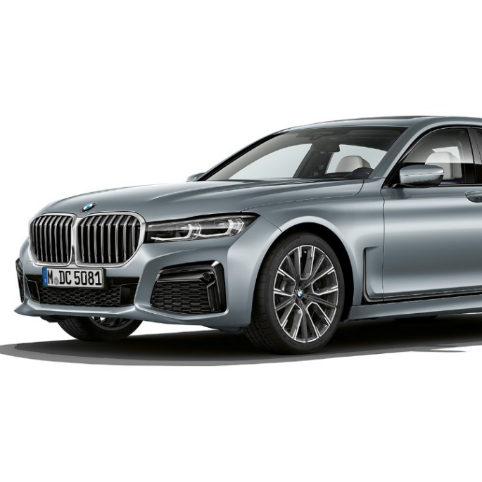 BMW 7er Limousine M Sportpaket, Dreiviertel-Frontansicht Graue BMW 7er Limousine M Sportpaket in der Dreiviertel-Frontansicht