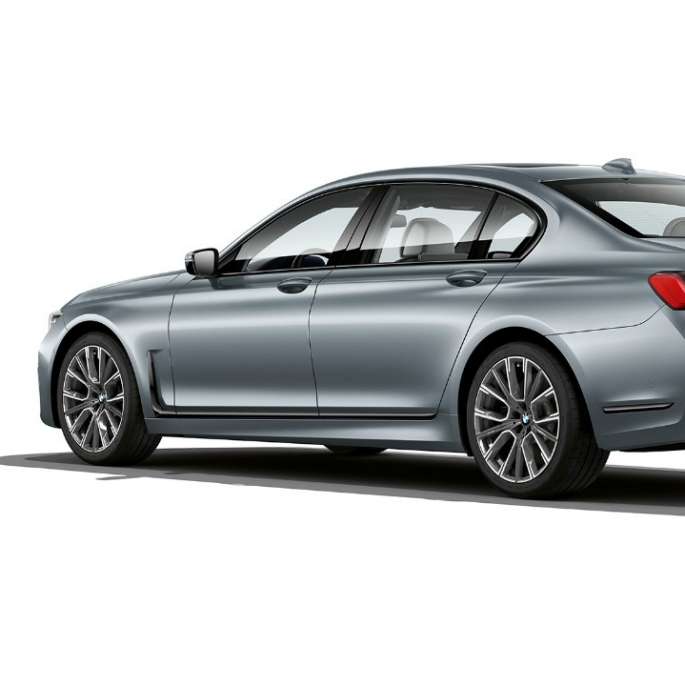 BMW 7er Limousine M Sportpaket, Dreiviertel-Heckansicht Graue BMW 7er Limousine M Sportpaket in der Dreiviertel-Heckansicht