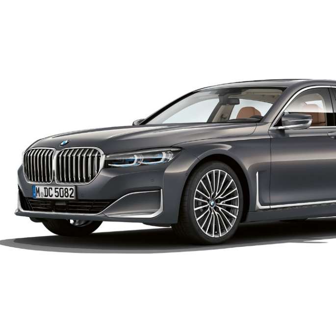 BMW 7er Limousine mit Exterieurdesign Pure Excellence, Dreiviertel-Frontansicht Graue BMW 7er Limousine mit Exterieurdesign Pure Excellence in der Dreiviertel-Frontansicht