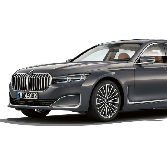 BMW 7er Limousine mit Exterieurdesign Pure Excellence, Dreiviertel-Frontansicht Graue BMW 7er Limousine mit Exterieurdesign Pure Excellence in der Dreiviertel-Frontansicht