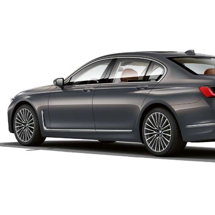 BMW 7er Limousine mit Exterieurdesign Pure Excellence, Dreiviertel-Heckansicht Graue BMW 7er Limousine mit Exterieurdesign Pure Excellence in der Dreiviertel-Heckansicht