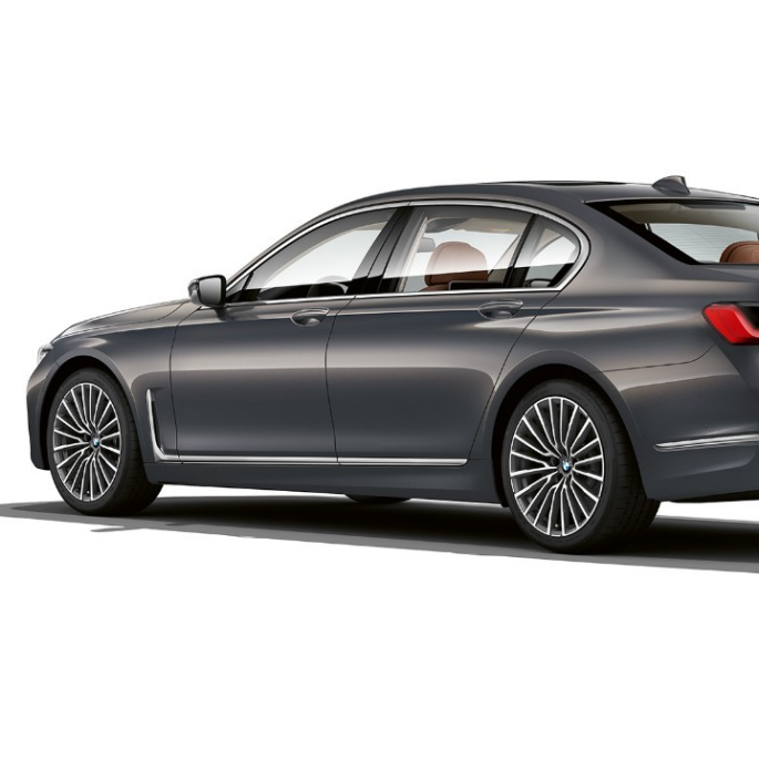 BMW 7er Limousine mit Exterieurdesign Pure Excellence, Dreiviertel-Heckansicht Graue BMW 7er Limousine mit Exterieurdesign Pure Excellence in der Dreiviertel-Heckansicht