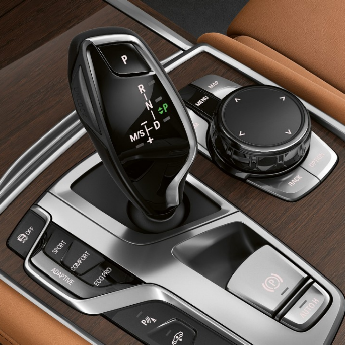 BMW 7er Limousine mit Exterieurdesign Pure Excellence, Gangwahlschalter BMW 7er Limousine mit Exterieurdesign Pure Excellence: Nahaufnahme des Gangwahlschalters