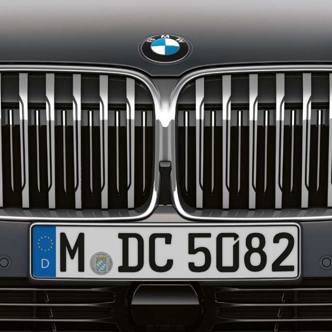 BMW 7er Limousine mit Exterieurdesign Pure Excellence, Gangwahlschalter BMW 7er Limousine mit Exterieurdesign Pure Excellence: Nahaufnahme der BMW Niere